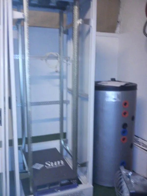 Server-Rack neben Wärmespeicher